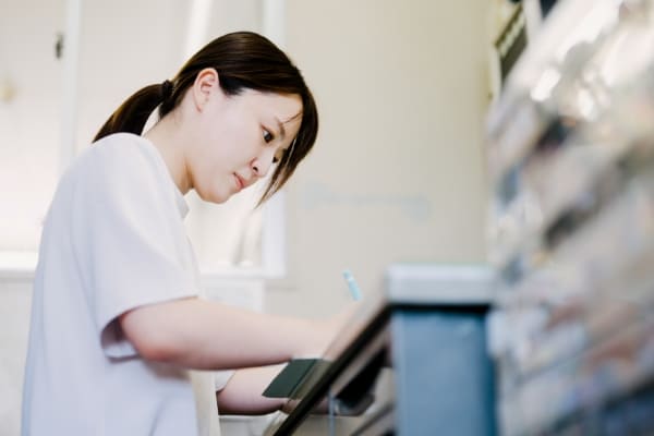 集中して書類を書く先生の写真