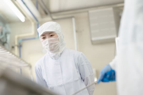 マスクと帽子をかぶっている先生の写真