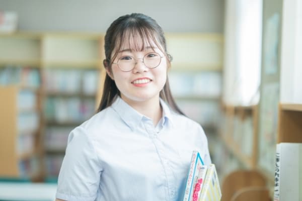 調理室の前で笑顔の給食調理員