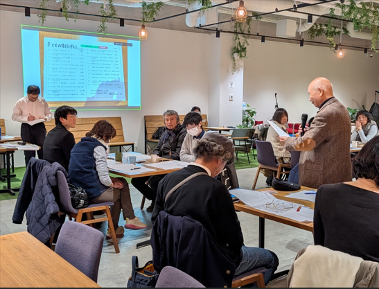 参加者が発表をする様子